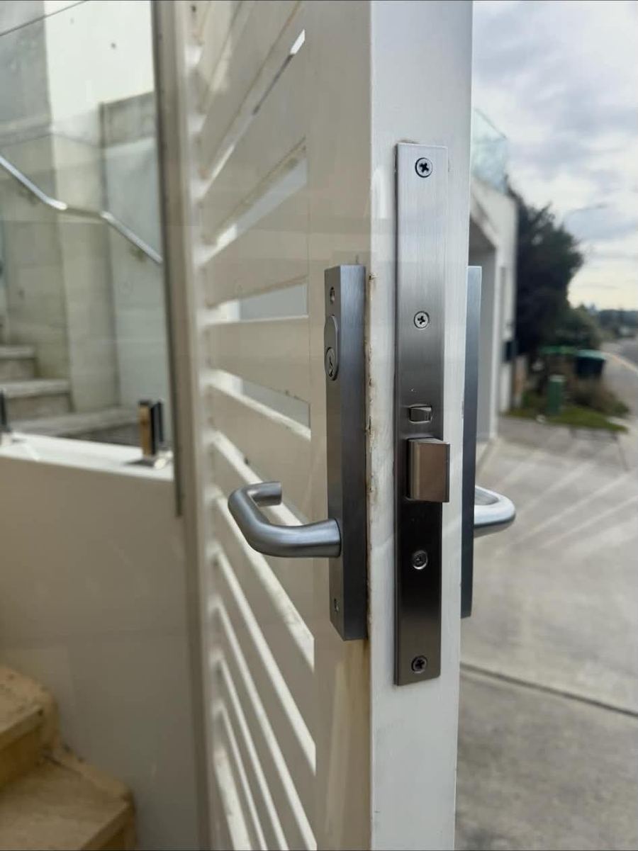 New gate lock and levers